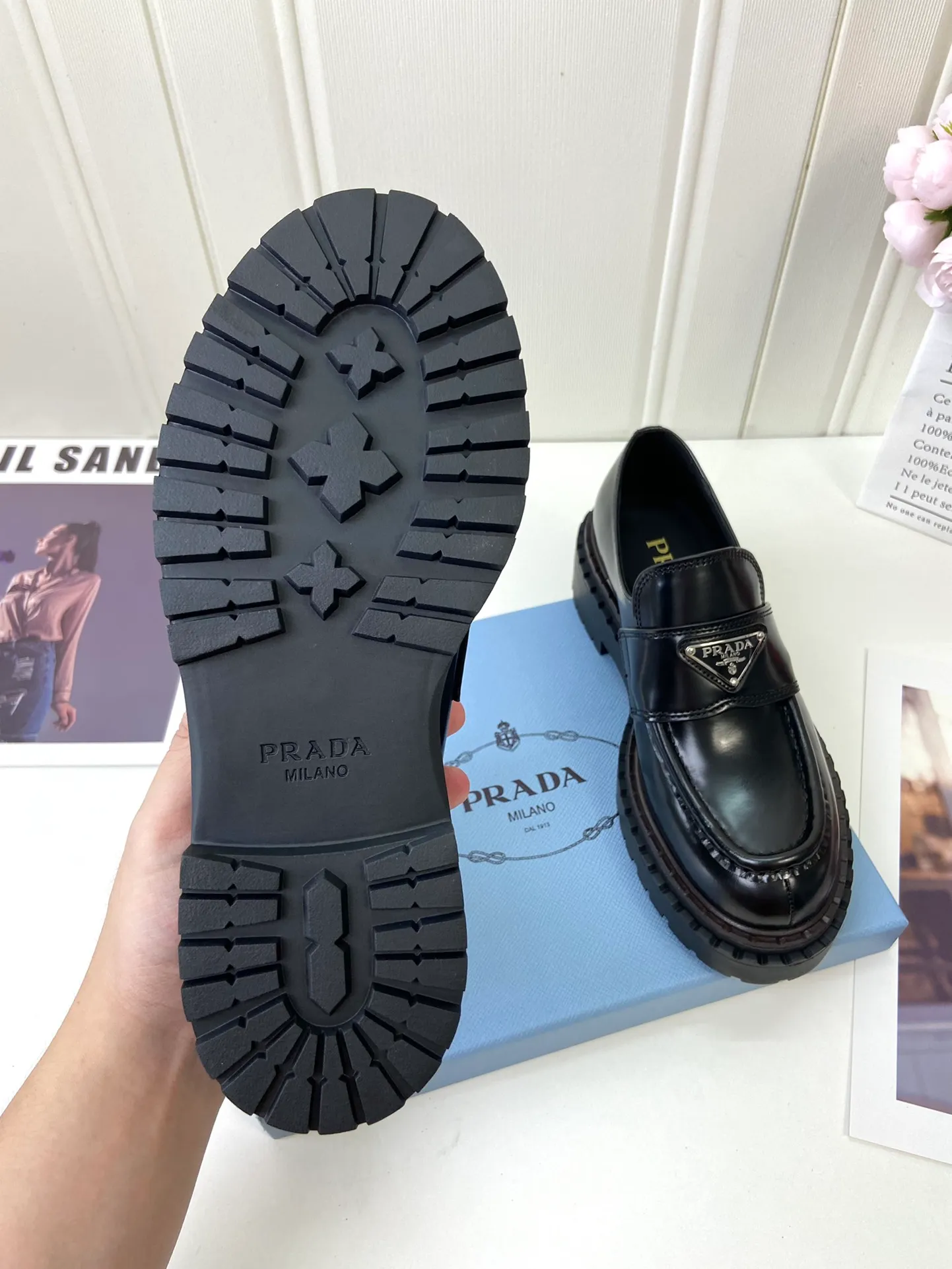 👟👟Ex-factory price 520👟👟 🔥🔥✨Prada* 2024WA new autumn and winter thick-soled loafers👟 These leather loafers use thick soles, craftsmanship details and contemporary elements add vitality, interpreting classics in a new fashion language. Enamel-coated triangular metal logo with a height of 55 mm makes its debut 🌟 Recommended by major bloggers on Xiaohongshu, developed 1-1 to highlight classic charm. Cowhide lining TPU outsole ➕ genuine leather edge bar Code number: 35 to 41 (40-41 customized, non-refundable)